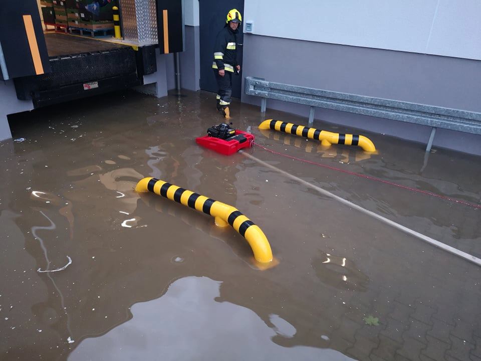 Woda zalała dojazd do Biedronki w Somoninie. fot. OSP Somonino